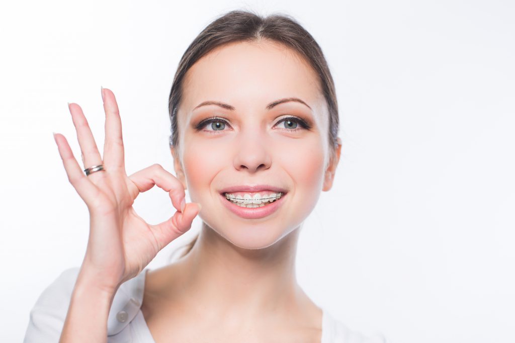 高津充雄　矯正するしないWoman with teeth braces